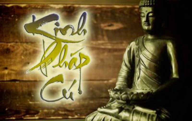Hinh anh minh hoa mot sai lam thuong gap khi sac ac quy, vi du nhu sac o noi kin hoac khong deo gang tay